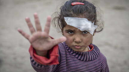 Flicka från Syrien håller upp handen