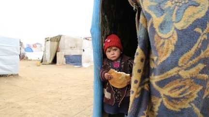 Zabi, 3 år, i tältlägret i Afghanistan där hon bor med sin familj. 