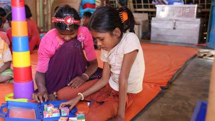 Rania leker på Rädda Barnens barnvänliga plats för rohingyiska barn som flytt från Burma.