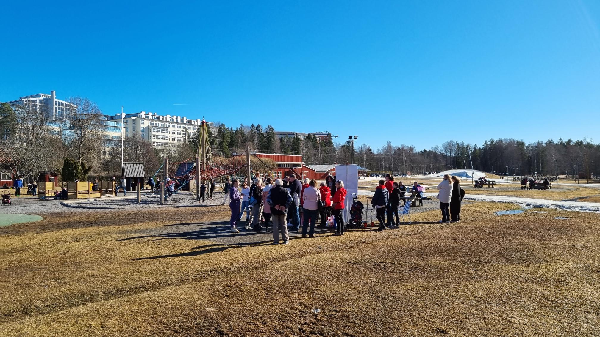 Lokalförening Haninge-Nynäshamn - En medlem som är i färd med ansiktsmålning av barn ler mot kameran.