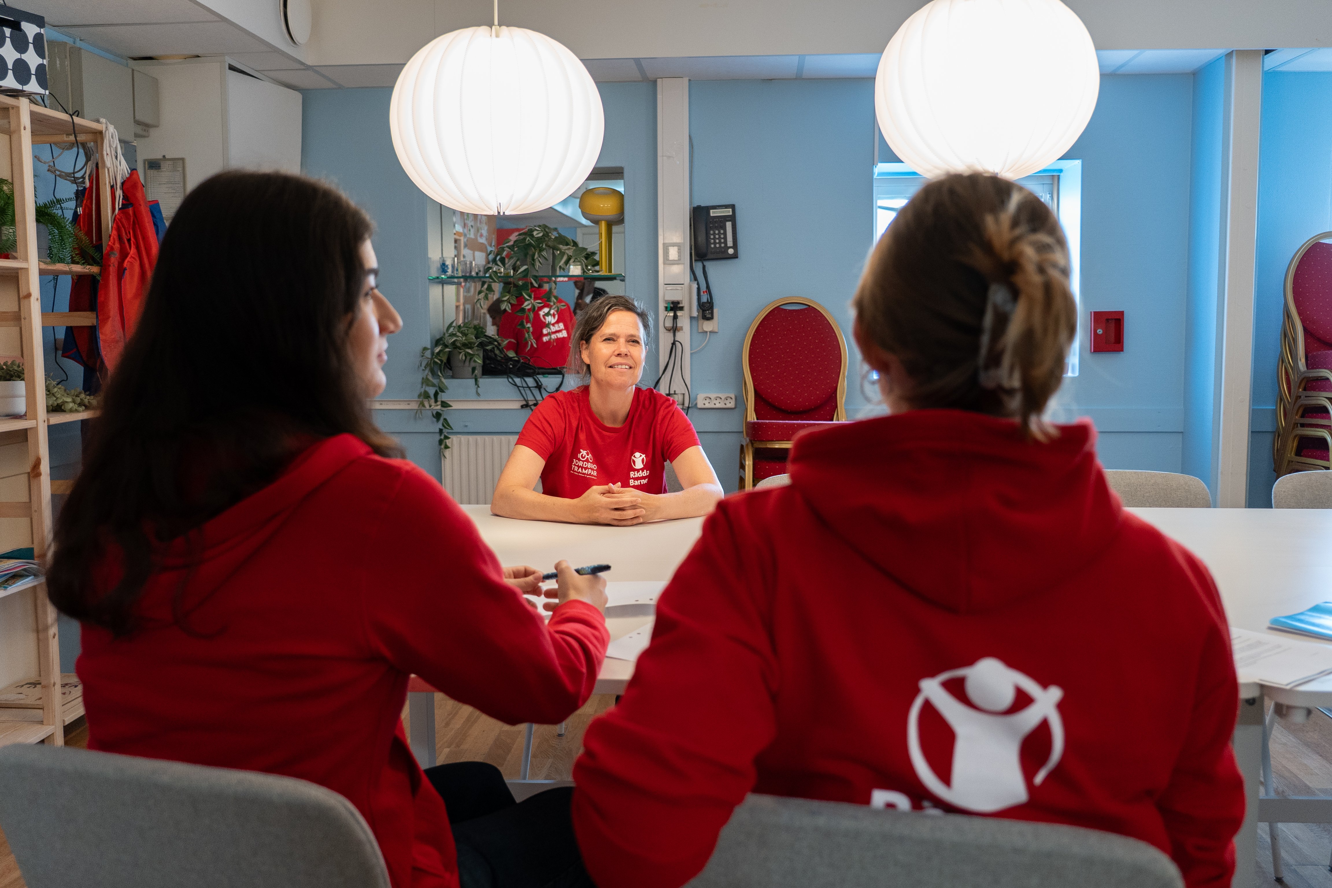 Volontärerna förbereder sitt arbete