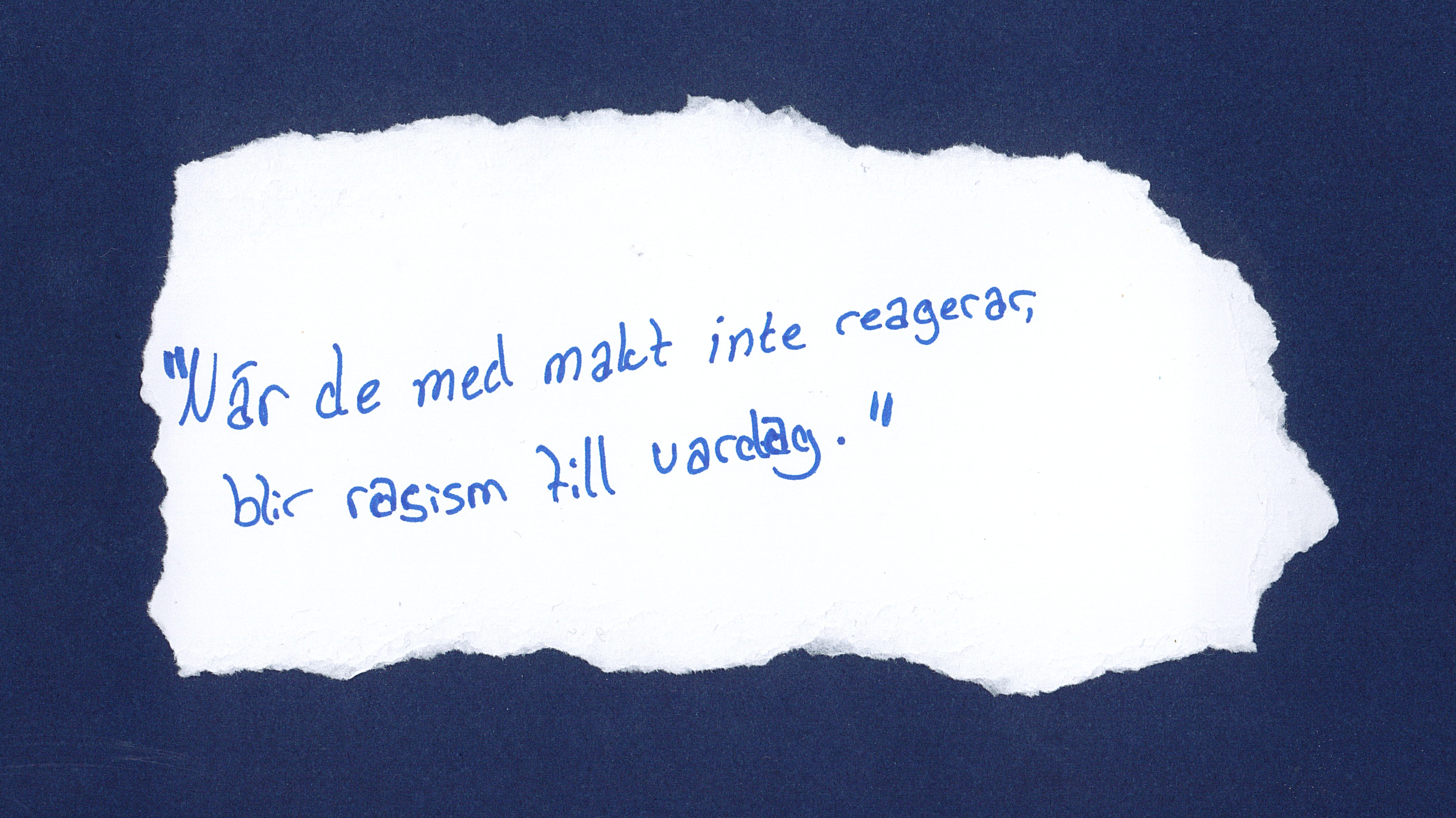 En bild på ett handskrivet citat: När de med makt inte agerar blir rasism till vardag.