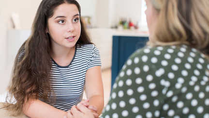 Tonåring pratar med en vuxen. 