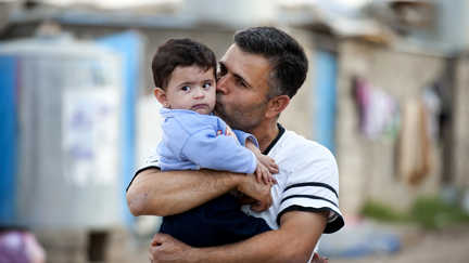 En pappa som kramar sitt barn