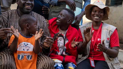 Simon från Sudan återförenas med sin familj.
