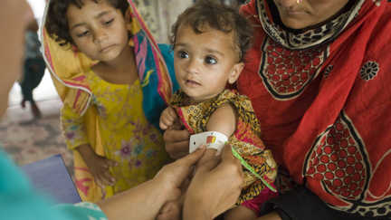 Ett barns överarm mäts på en vårdcentral i Pakistan som stöds av Rädda Barnen.
