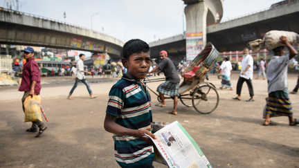 10-åriga Rasel arbetar som tidningsförsäljare i Dahka i Bangladesh, men nu får han hjälp bort från det farliga livet på gatan.